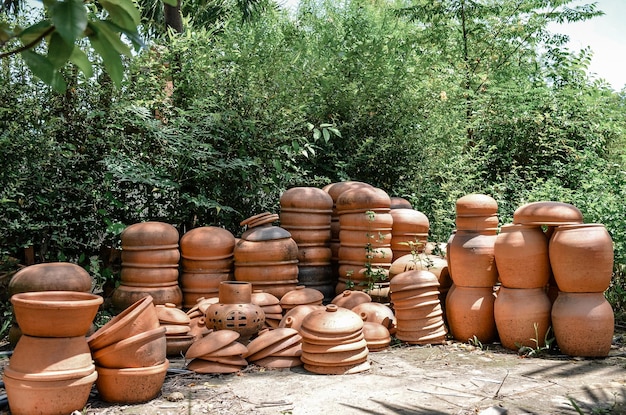 Foto rij potten op planten tegen bomen