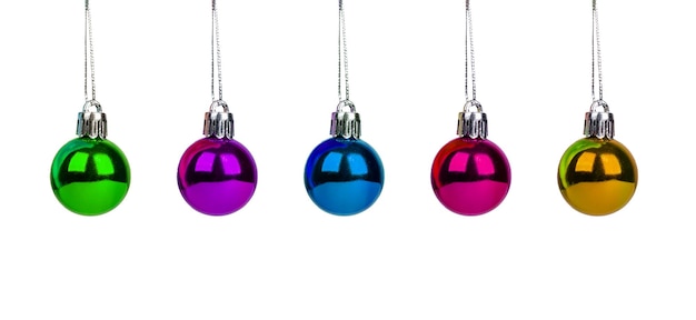 Rij set kerstvakantie decoratie ballen kerstballen van verschillende kleuren Xmas ornamenten van ronde vorm hangend aan snaren