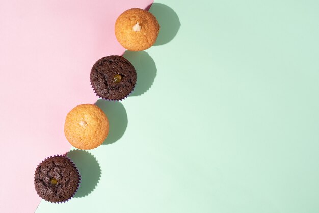 Rij van chocolade en vanille muffins