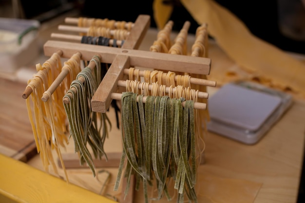 Rij van drie kleine verschillende gekleurde bundels tarwelint pastareepjes Eiernoedels