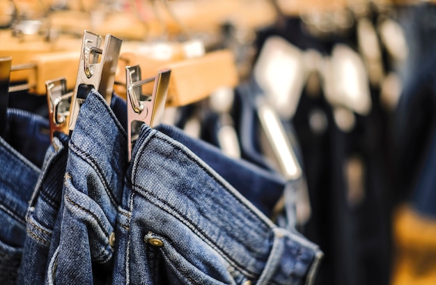 Rij van gehangen jeansbroek in winkel