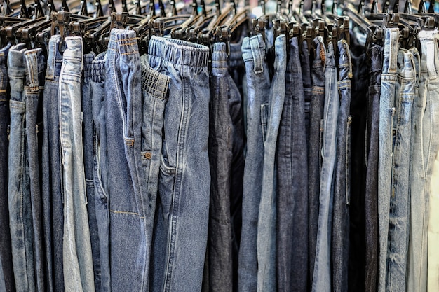 Rij van gehangen jeansbroek in winkel