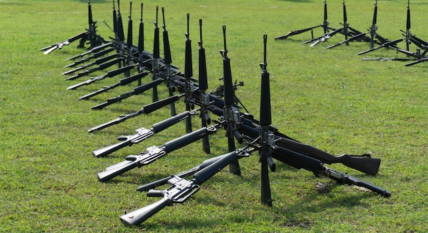 Foto rij van hekken op het veld