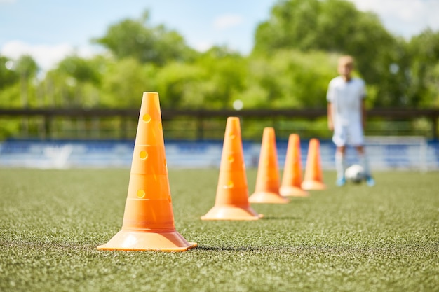 Rij van kegels in voetbal praktijk