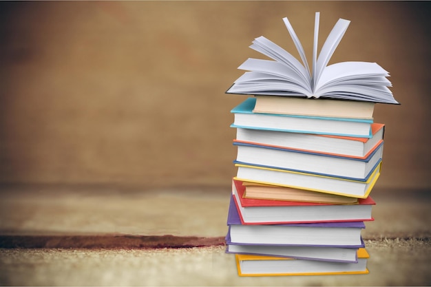 Rij van kleurrijke boeken op achtergrond