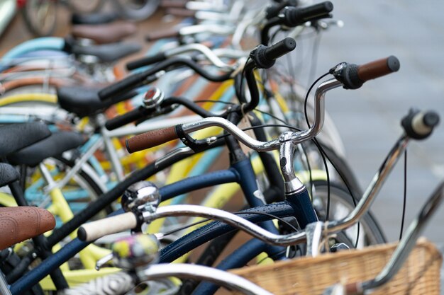 Rij van kleurrijke fietsen buitenshuis