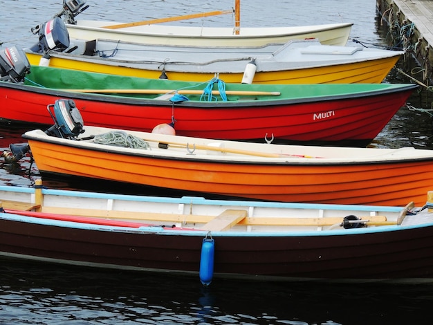 Foto rij van kleurrijke motorboten aan de haven