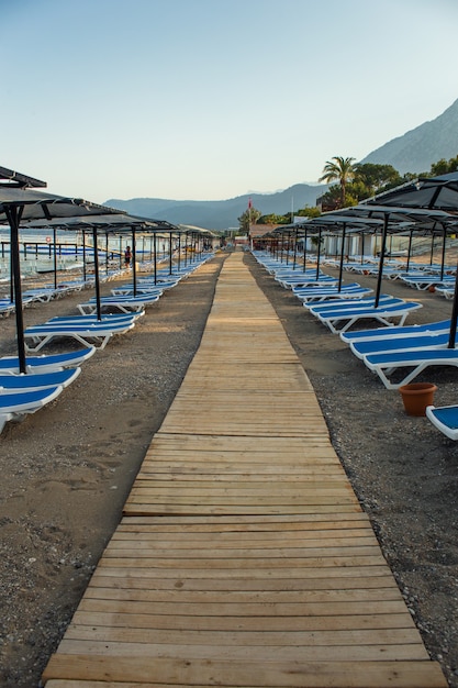 Rij van lege ligstoelen op het strand in Kemer Antalya