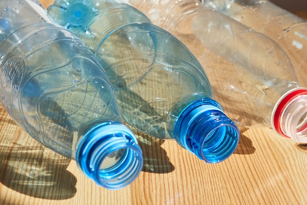 Foto rij van lege plastic flessen op houten achtergrond
