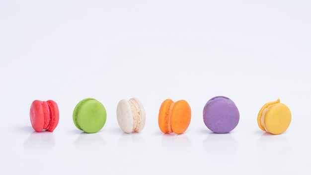 Rij van mini kleurrijke macarons op witte achtergrond