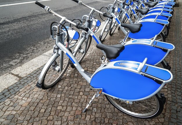 Rij van moderne fietsen in de open lucht