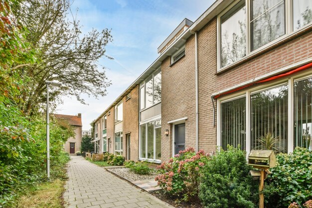Rij van moderne herenhuizen met bakstenen gevel en grote ramen