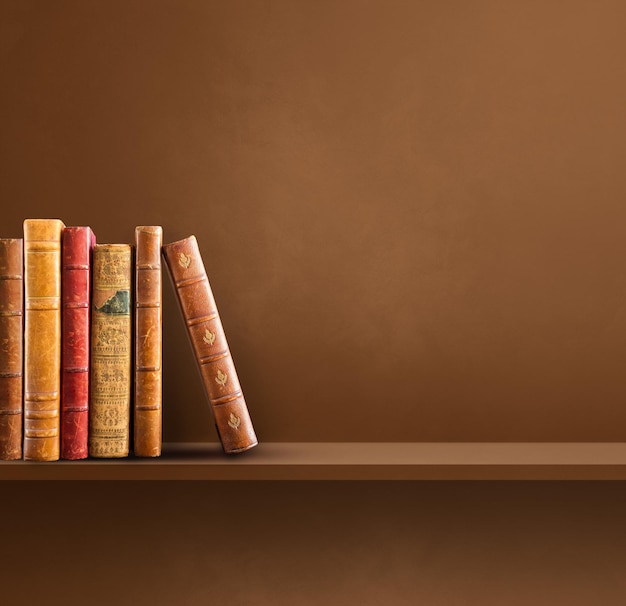 Rij van oude boeken op Brown plank Square scene background