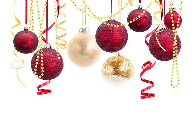 Rij van rode en gouden kerstballen met curling papier geïsoleerd op witte achtergrond