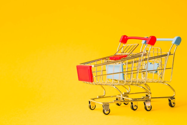 Rij van supermarktkarren met rode en blauwe handvatten