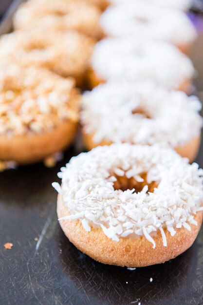 Rij verse donuts van de plaatselijke bakkerswinkel.