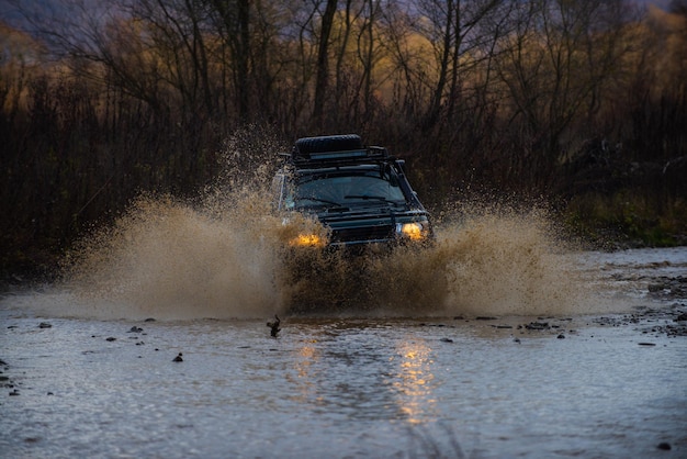 Rijd op de offroad auto prachtige natuur avontuur reizen concept achtergrond offroad voertuig in moti...