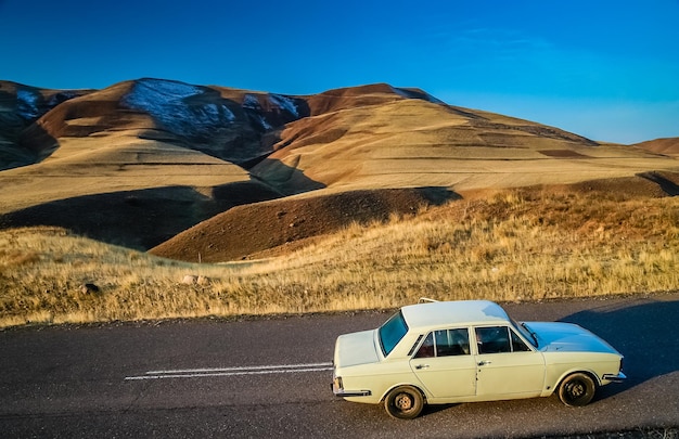 Rijden door de prachtige bergen van Alamut in Iran