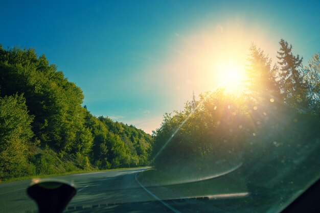 Rijden langs een kronkelende bergweg tijdens zonsopgang in de herfst Karpaten, Oekraïne