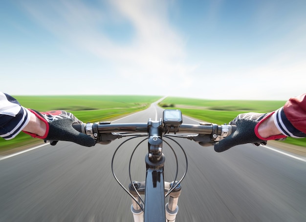 Rijden op de fiets op de weg Sport en actief leven concept