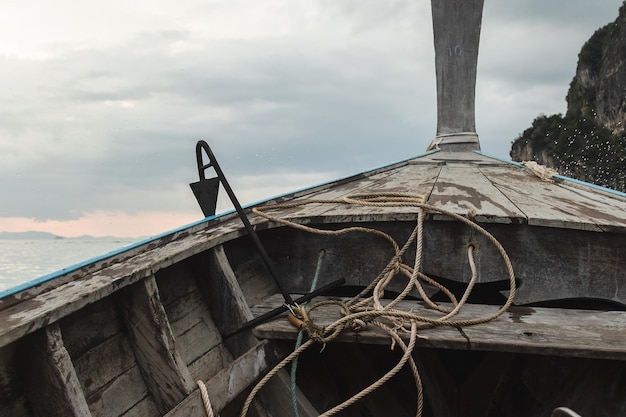 Rijden op een traditionele thaise sloep op zee