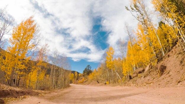 Rijden op kleine onverharde bergwegen van Colorado Springs naar Cripple Creek in de herfst.