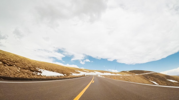 Rijden op Trail Ridge Road tijdens het openingsweekend van het seizoen in Rocky Mountain National Park.