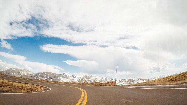 Rijden op Trail Ridge Road tijdens het openingsweekend van het seizoen in Rocky Mountain National Park.