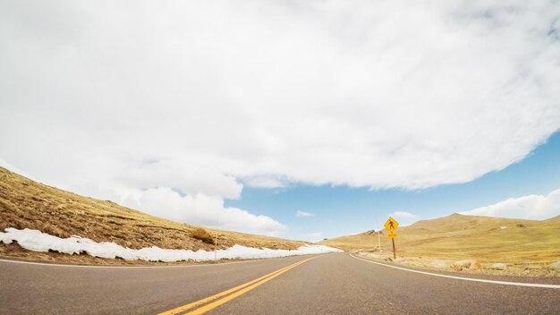 Rijden op Trail Ridge Road tijdens het openingsweekend van het seizoen in Rocky Mountain National Park.