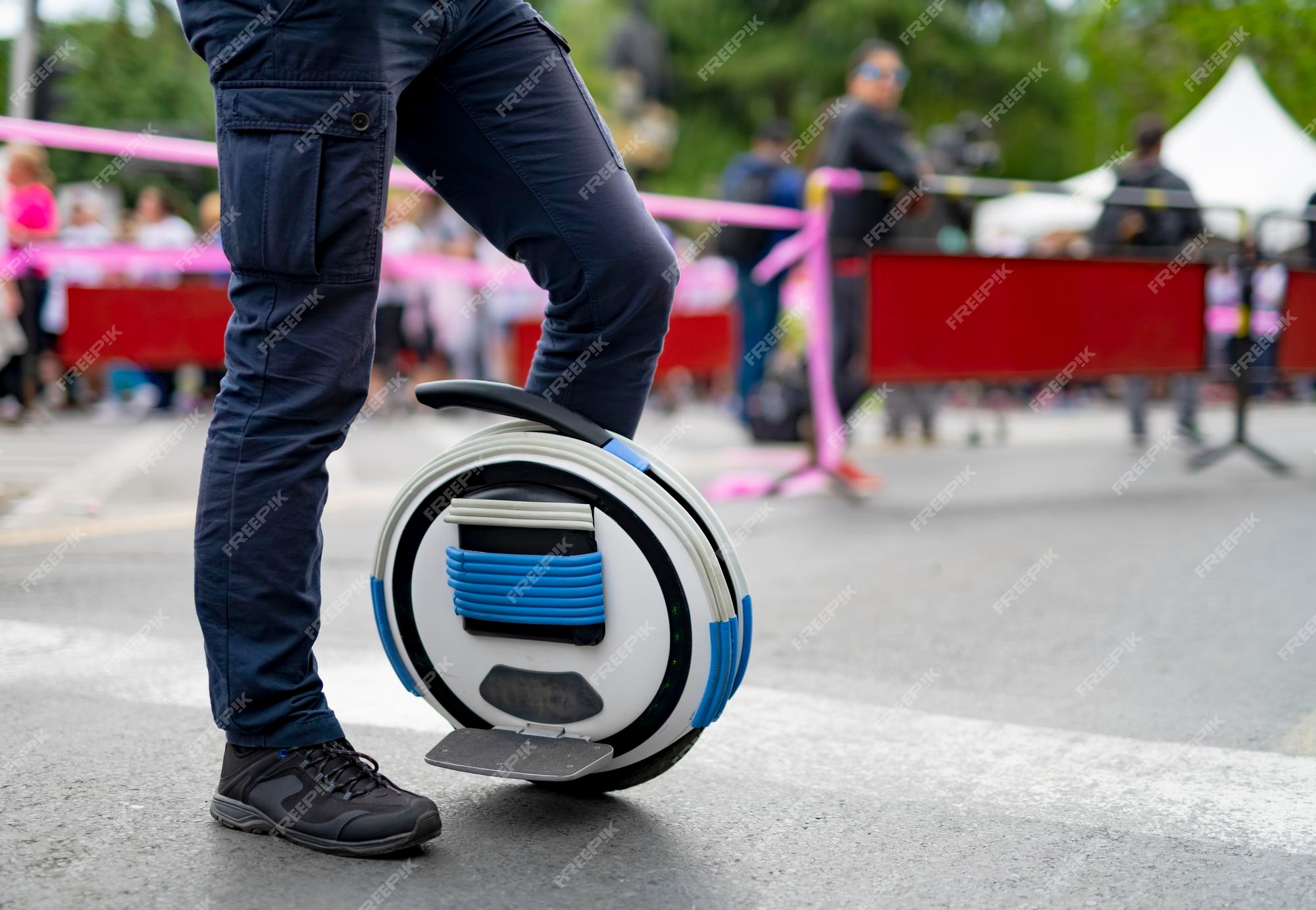 Rijden rijden op ecologisch vervoer eco eenwieler scooter, balanceren | Premium Foto