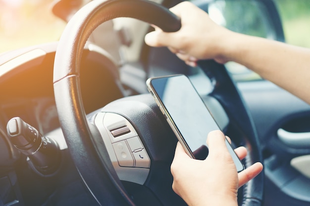 Rijden terwijl u een mobiele telefoon aan het werk houdt