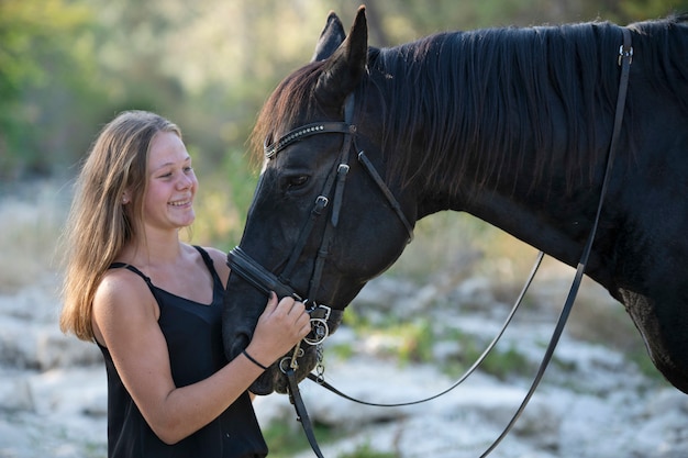 Rijdend meisje en paard