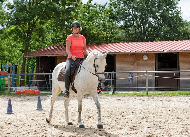 Rijdend meisje en paard