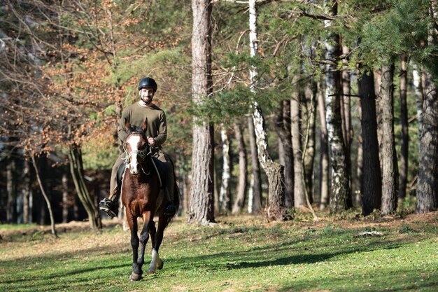 Rijdende man traint zijn paard