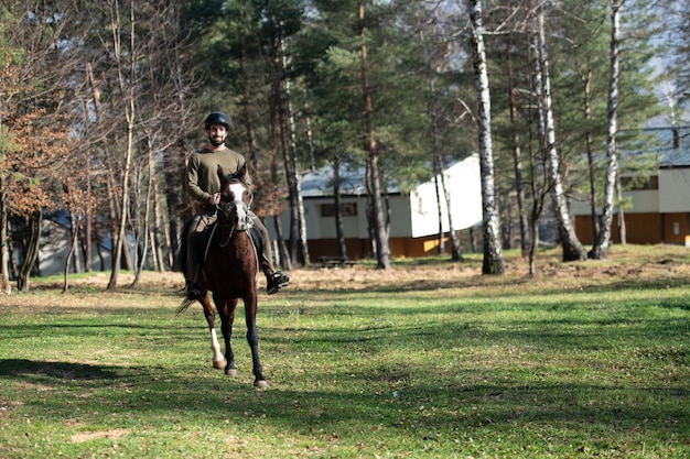 Rijdende man traint zijn paard