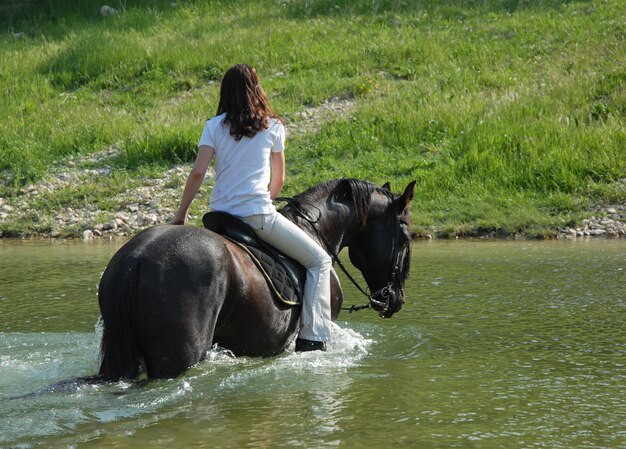 Rijdende vrouw in rivier