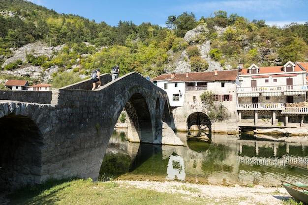 Rijeka Crnojevica Montenegro 26 september 2016 De oude stenen boogbrug en een oever van Rijeka Crnojevica Montenegro