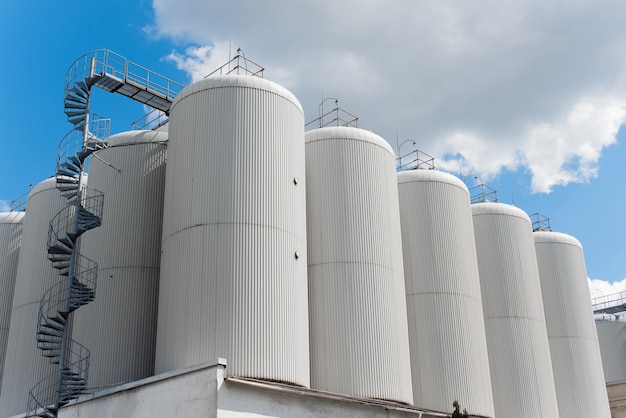 Rijen brouwtanks tegen de lucht.