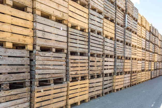 Rijen houten kisten dozen en pallets voor groenten en fruit in opslag voorraad productie magazijn Plant Industry