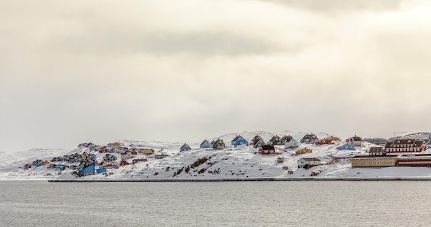 Foto rijen inuit-huizen in het kleurrijke aasiaat-stadspanorama noord-groenland