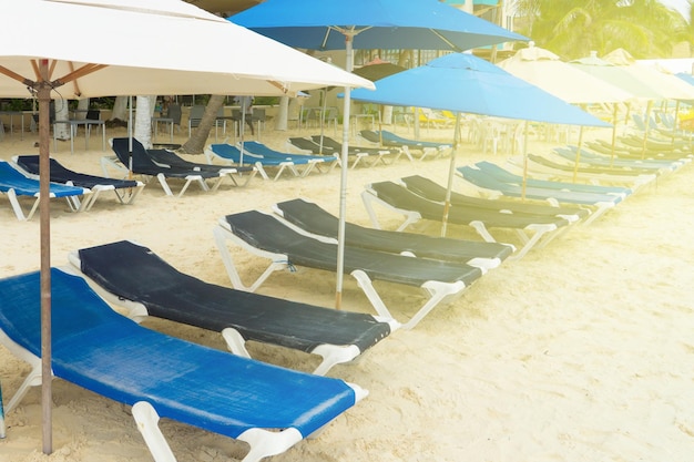 Rijen lege ligstoelen op een zandstrand Ligbedden en parasols op het zonovergoten strand Strand tijdens een pandemie hotels zijn inactief