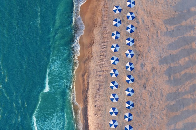 Rijen parasols op een leeg strand