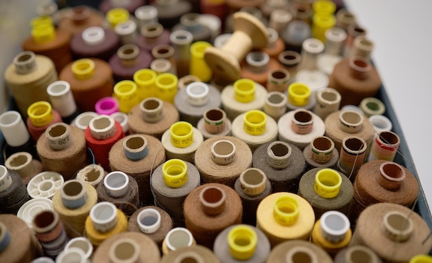 Foto rijen spoelen met verschillende kleuren in een doos in de studio