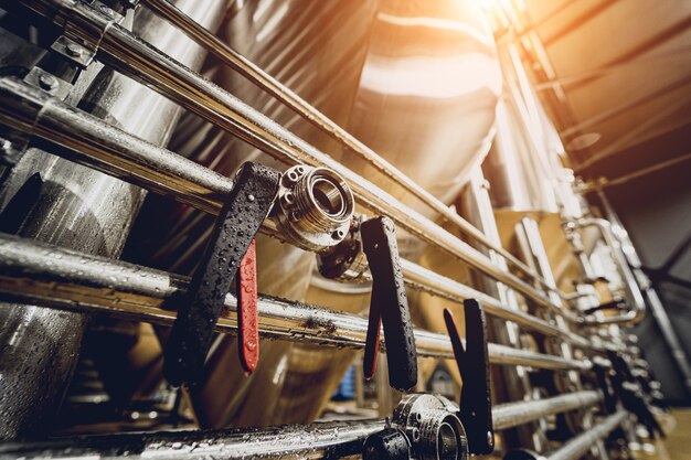 Rijen stalen tanks voor bierfermentatie en rijping in een ambachtelijke brouwerij