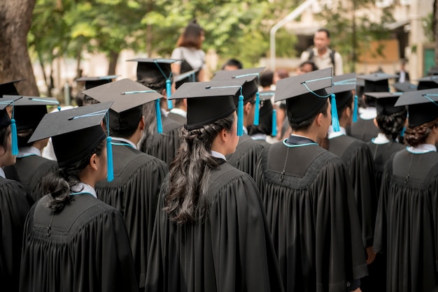 Rijen van afstuderen in de diploma-uitreiking