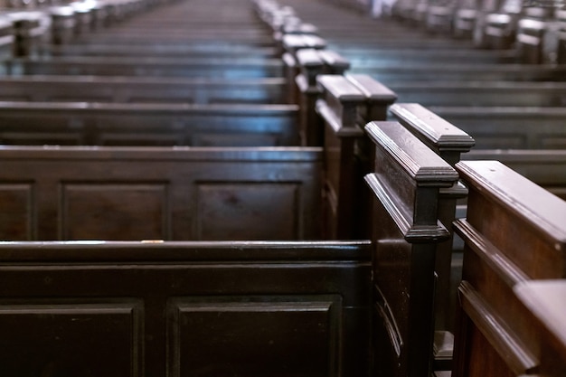 Rijen van banken in christelijke kerk.