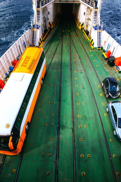 Rijen van geparkeerde auto's op een veerbootschip.