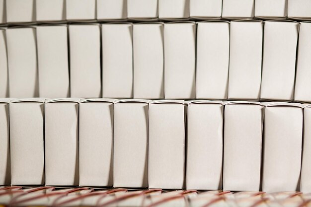 Rijen van witte lege dozen. Eenvoudige witte kartonnen dozen. Pakketten voor voedingsproducten. Goedkope wegwerpcontainers.