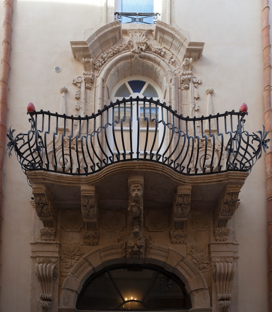 Foto rijk barok balkon van oud paleis in ortigia