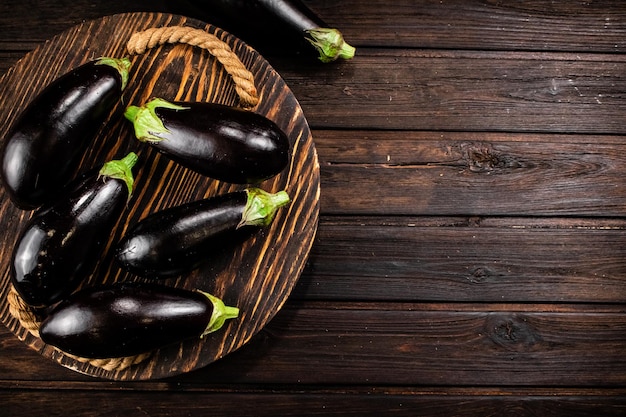 Rijke aubergine op een houten dienblad